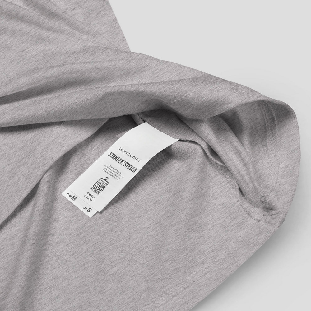 Detalle de la etiqueta de la camiseta unisex gris claro de algodón orgánico - KEISO SUMI 墨