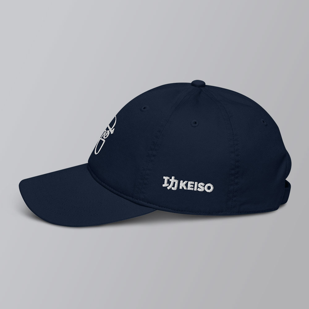 Gorra azul de algodón orgánico con el diseño KEISO DROP DARK bordado con hilo blanco. Colección JCMC x KEISO