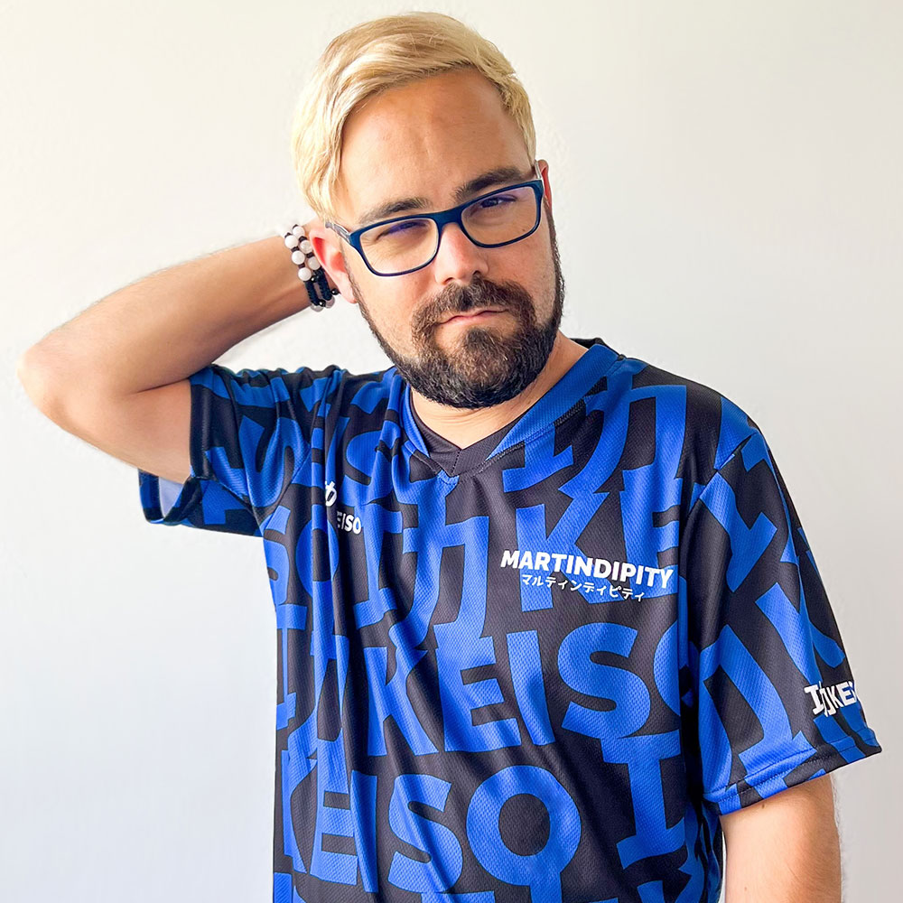 Martin Schwarz usando la camiseta técnica de poliéster reciclado exclusiva para gamers eco-friendlys de la colección Team Martindipity. Martin x KEISO