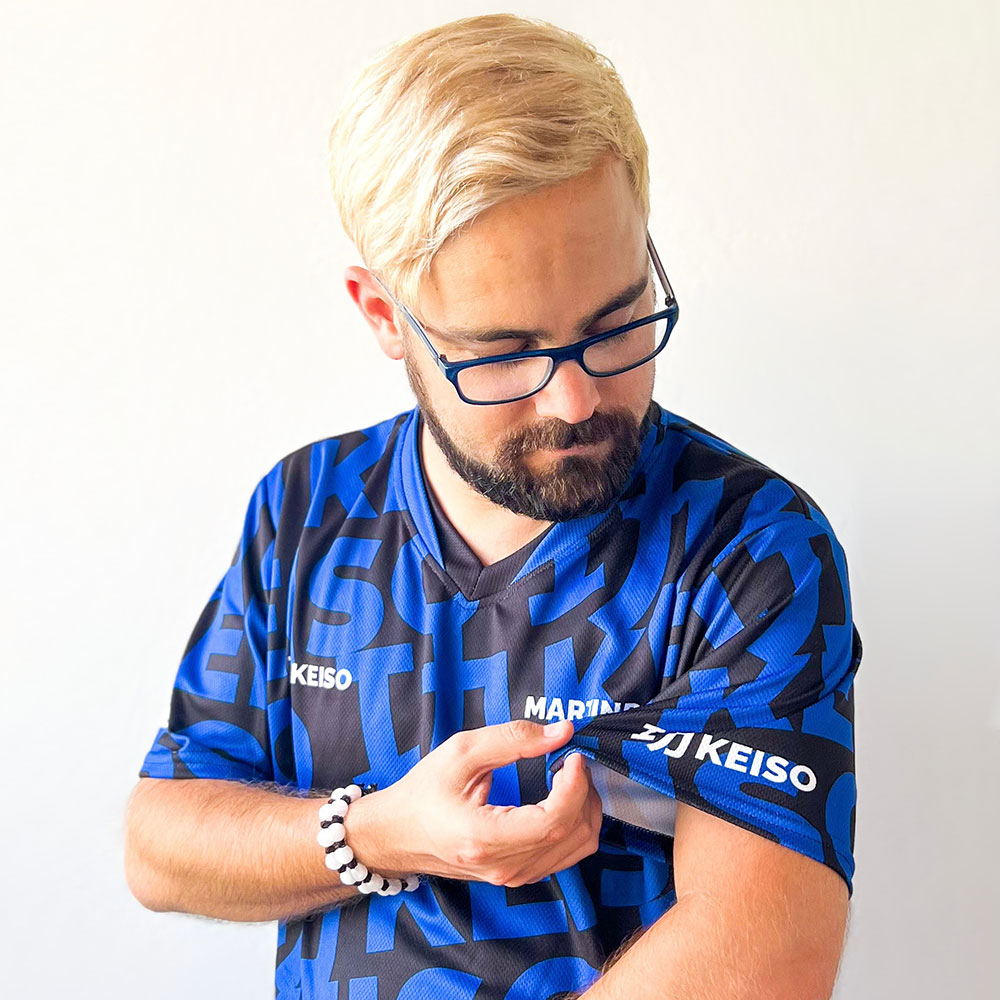 Martin Schwarz usando la camiseta técnica de poliéster reciclado exclusiva para gamers eco-friendlys de la colección Team Martindipity. Martin x KEISO